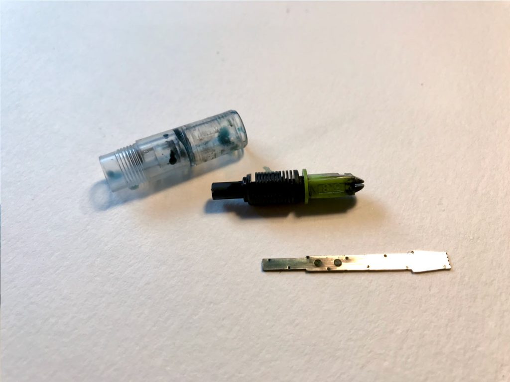 A dissembled Pilot Parallel reservoir and nib